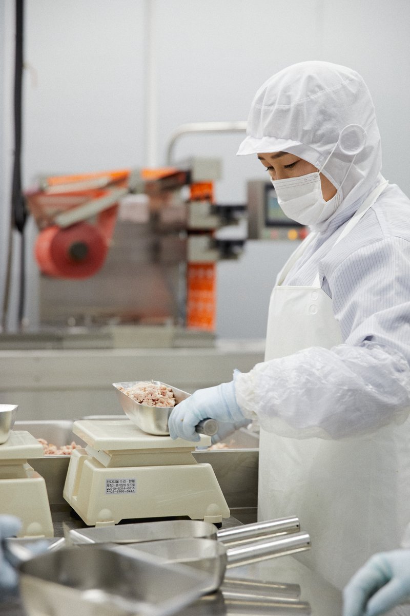 무첨가 완제품을 위생적으로 포장하는 모습. 자연주의 라벨